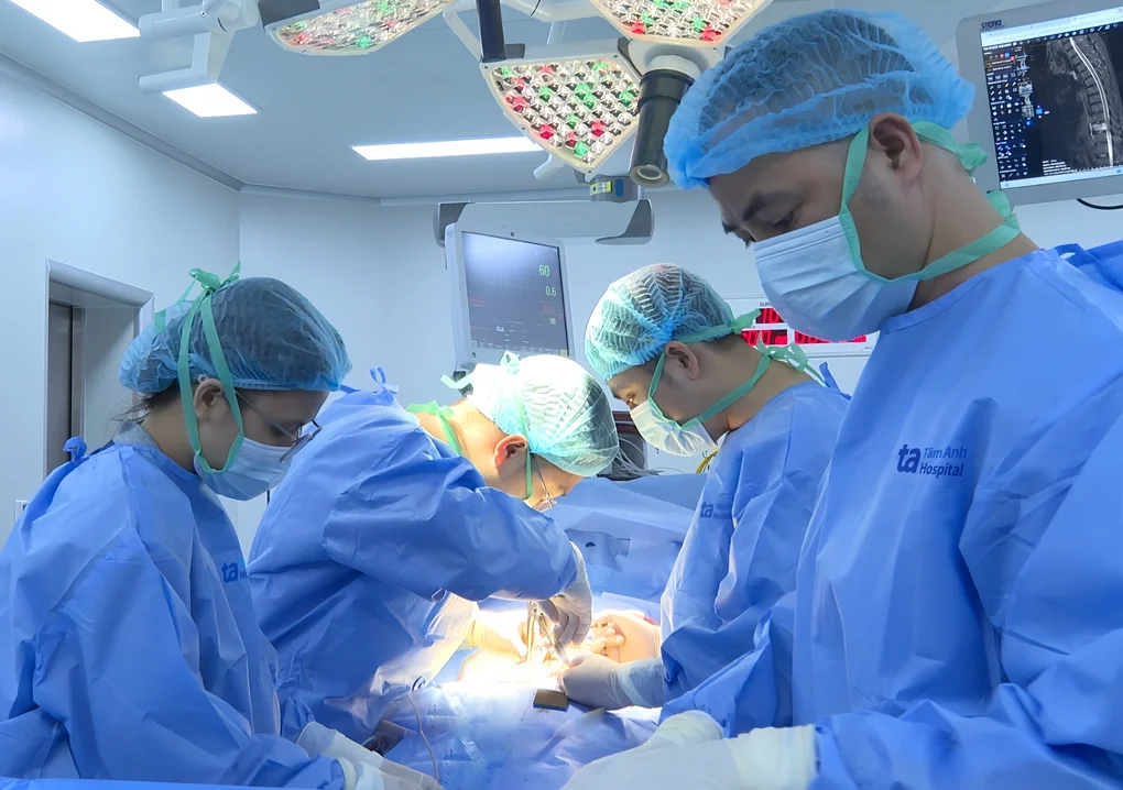 Bác sĩ Hà (thứ ba) cùng êkíp phẫu thuật cho ông Duy. Ảnh: Bệnh viện Đa khoa Tâm Anh