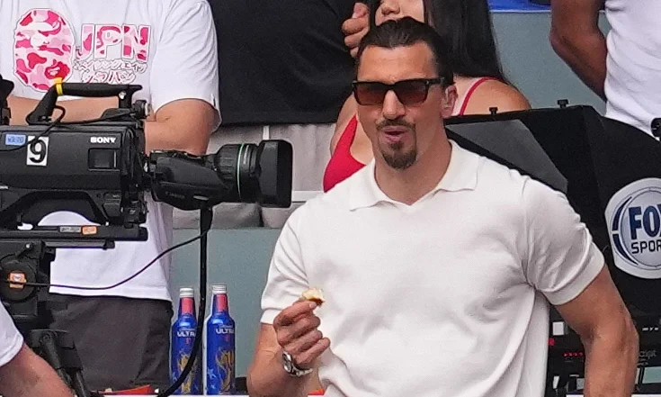 Zlatan Ibrahimovic (phải) và cựu hậu vệ Mỹ Alexi Lalas bình luận trận tứ kết World Cup 2026 giữa Na Uy và Anh tại sân Hard Rock, bang Florida, Mỹ ngày 11/7. Ảnh: AP