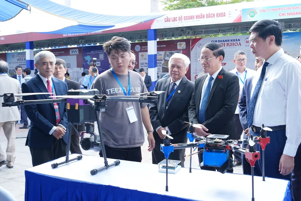 Các đại biểu tham quan gian hàng triển lãm AT Expo trong khuôn khổ VCCA 2026. Ảnh: