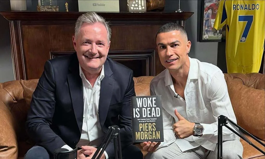 Piers Morgan và Cristiano Ronaldo trong cuộc trò chuyện ở Arab Saudi năm 2025. Ảnh: IG/PiersMorgan
