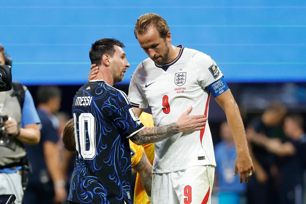 Lionel Messi của Argentina ôm Harry Kane sau trận thắng Anh 2-1 ở bán kết World Cup 2026 trên sân Atlanta, Mỹ ngày 15/7. Ảnh: AP