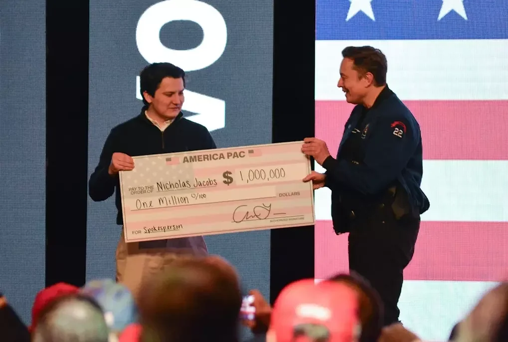 Elon Musk trao tấm séc trị giá một triệu USD cho Nicholas Jacobs tại Green Bay, Wisconsin, ngày 30/3/2025. Ảnh: AFP