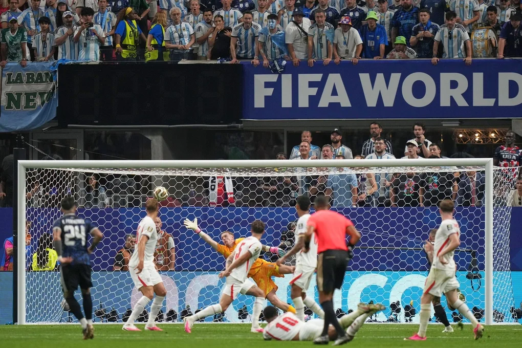 Enzo Fernandez dứt điểm gỡ hòa 1-1 trong trận Argentina gặp Anh ở bán kết World Cup 2026 tại Morgan Rogers ngày 15/7/2026. Ảnh: AP