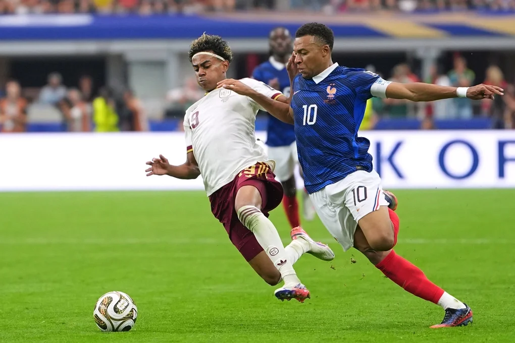 Lamine Yamal (trái) tranh bóng với Kylian Mbappe trong trận bán kết World Cup giữa Tây Ban Nha và Pháp trên sân Dallas, thành phố Arlington, bang Texas, Mỹ, ngày 14/7/2026. Ảnh: AP