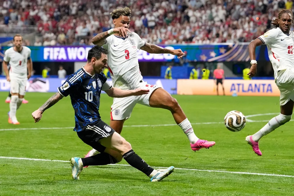 Lionel Messi (xanh đen) tạt bóng để Lautaro Martinez đánh đầu ghi bàn thắng thứ hai cho Argentina trong trận bán kết World Cup 2026 gặp tuyển Anh tại Atlanta, Mỹ, ngày 15/7/2026. Ảnh: AP