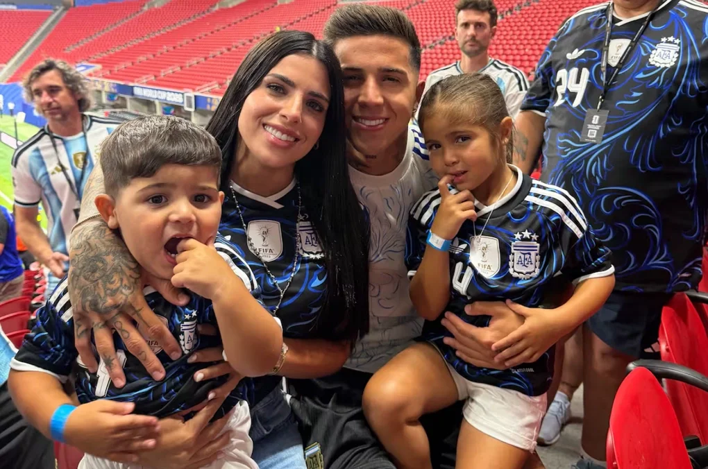 Enzo Fernández ăn mừng cùng gia đình sau trận Argentina thắng Anh ở bán kết World Cup 2026 trên sân Atlanta, Mỹ ngày 15/7. Ảnh: Instagram / valucervantes