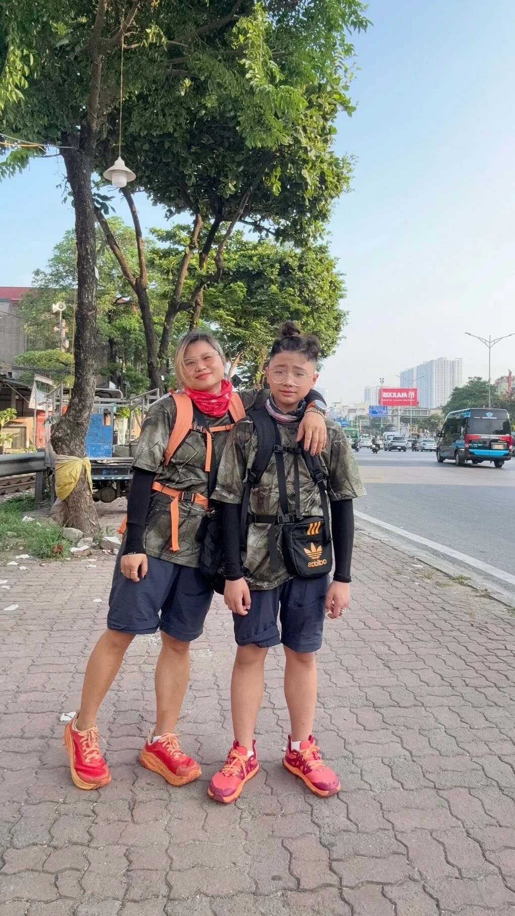 Chị Phương cùng con trai check in ở Hà Nội hồi đầu tháng 6. Ảnh: NVCC