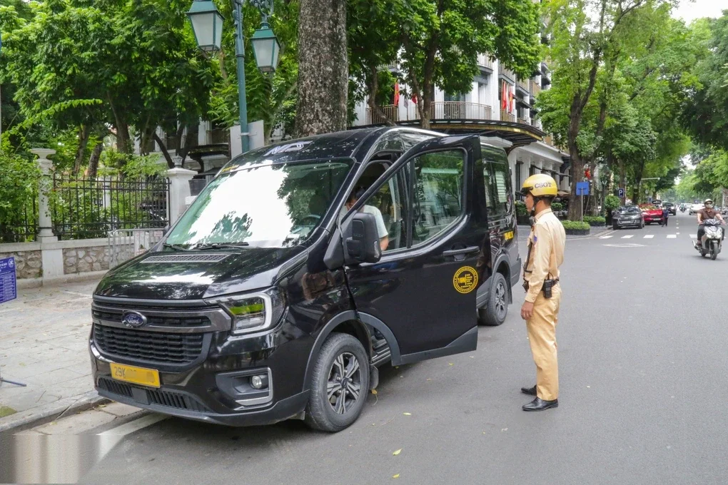 Bị phạt do dừng ô tô sai quy định, tài xế nói không muốn mất tiền gửi xe - 3
