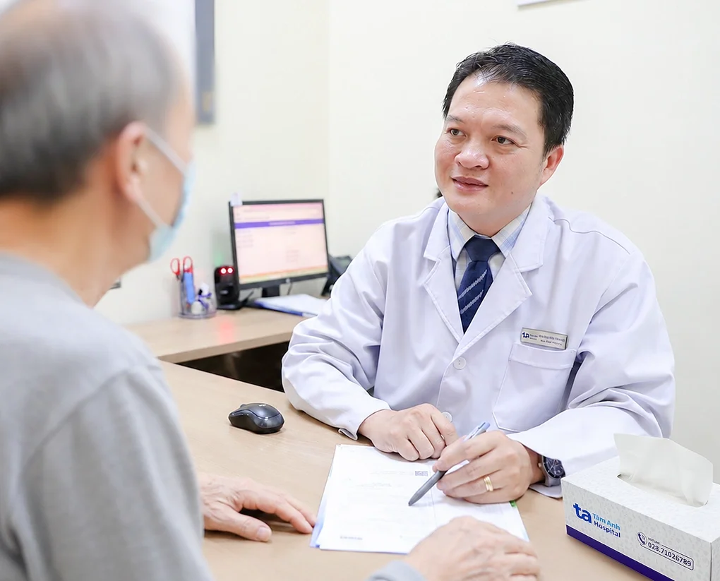 Ông Tần tái khám với bác sĩ sau một tuần xuất viện. Ảnh: Bệnh viện Đa khoa Tâm Anh