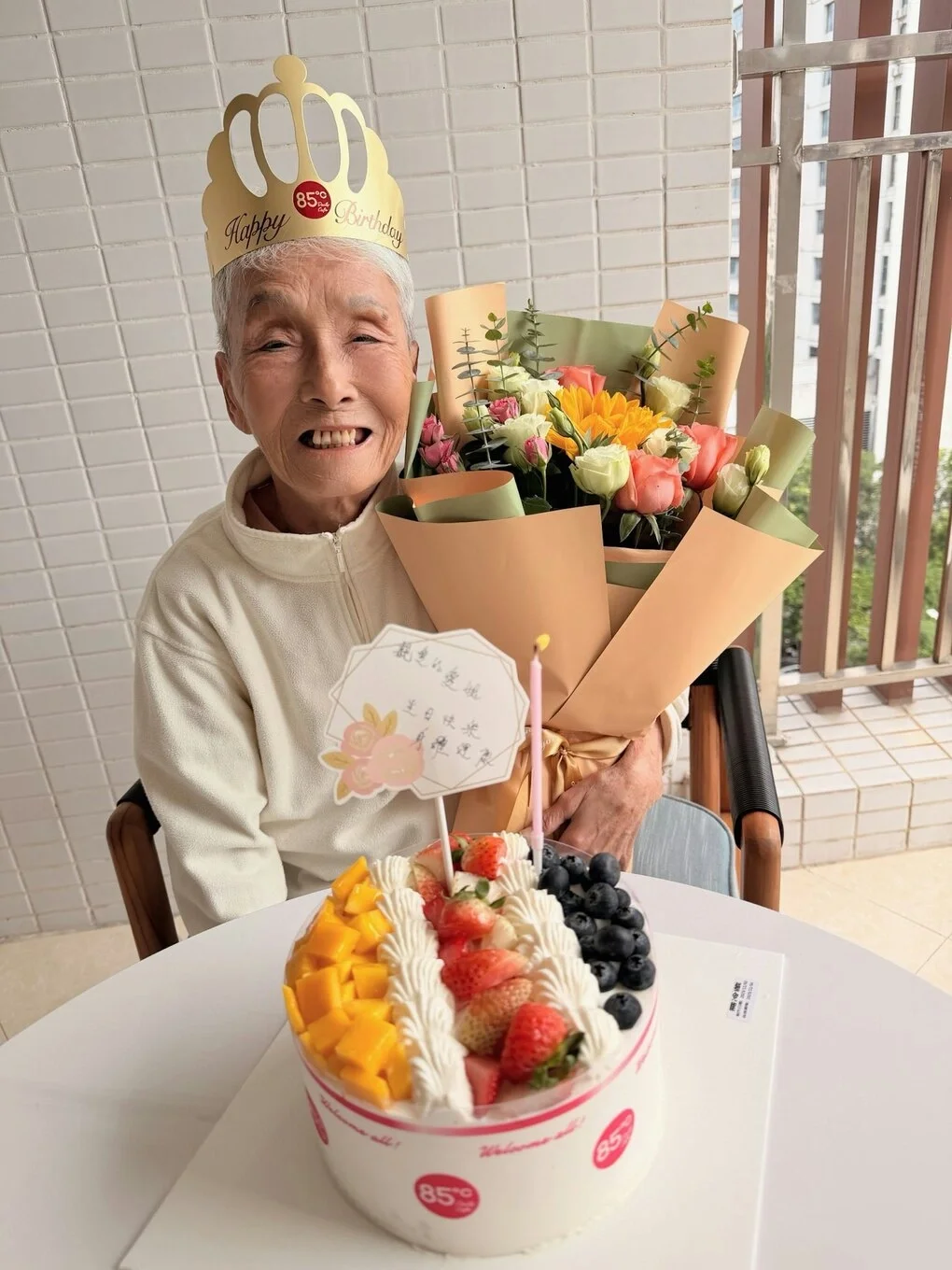 Bà Lương Ái đón sinh nhật trong viện dưỡng lão, tháng 11/2025. Ảnh: HK01