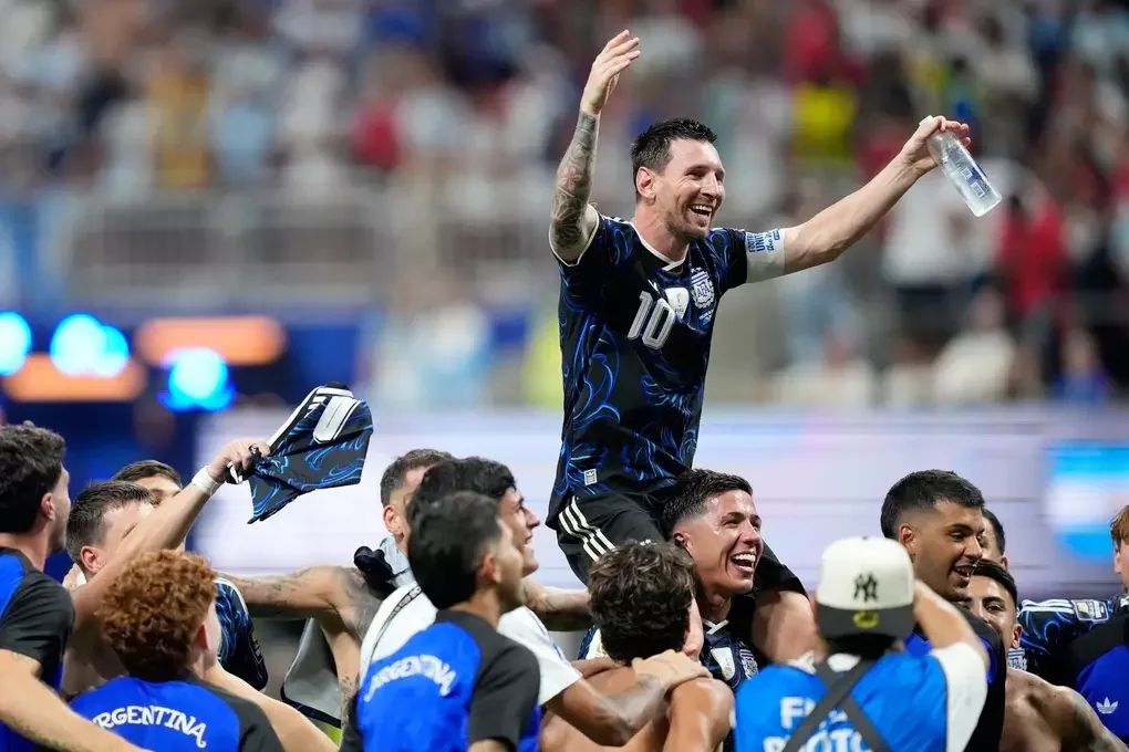 Lionel Messi (giữa) cùng các đồng đội Argentina mừng chiến thắng sau trận thắng Anh 2-1 ở bán kết World Cup 2026 trên sân Atlanta, Mỹ ngày 15/7. Ảnh: AP