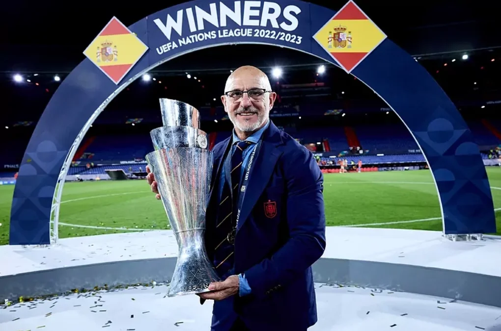 HLV Luis de la Fuente cùng chức vô địch UEFA Nations League năm 2023. Ảnh: RFEF