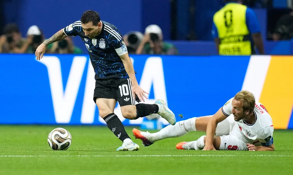 Harry Kane (phải) tranh bóng với Lionel Messi trong trận Anh thua Argentina 1-2 ở bán kết World Cup trên sân Atlanta, Mỹ ngày 15/7. Ảnh: AP