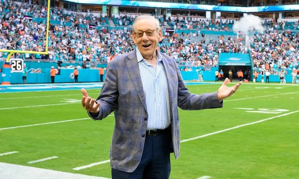 Tỷ phú bất động sản Stephen Ross tại Hard Rock Stadium. Ảnh: AP