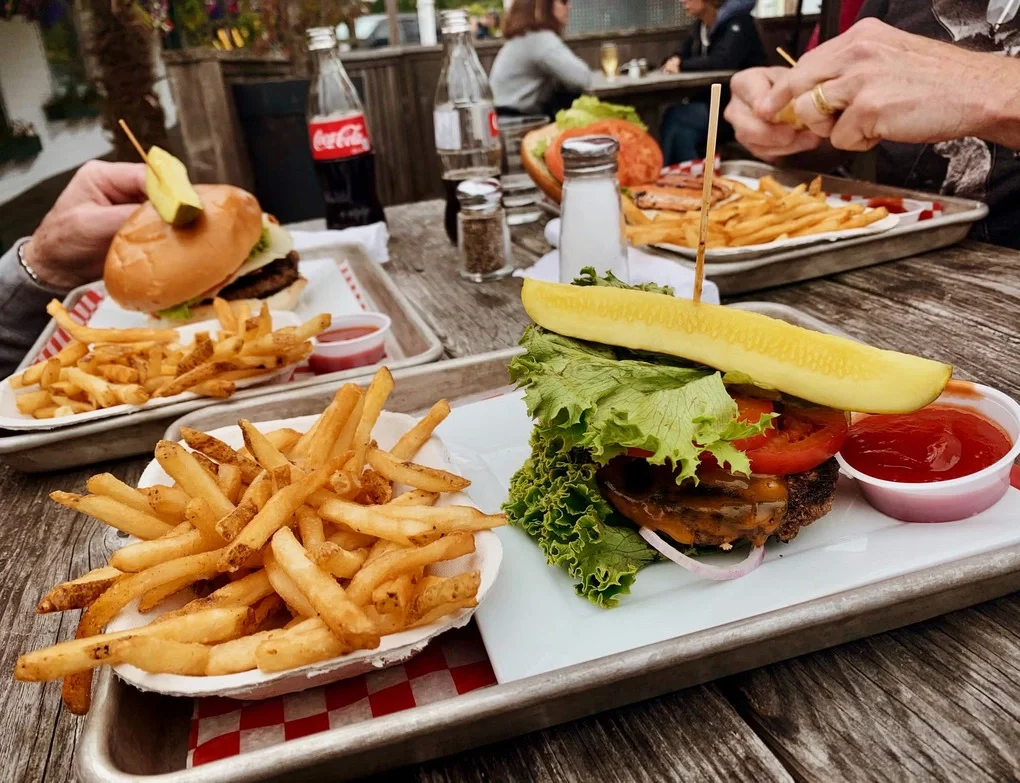 Phần ăn gồm khoai tây và burger phổ biến ở Mỹ. Ảnh: Unsplash
