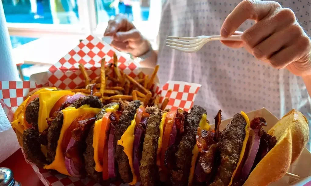 Phần burger cỡ đại tại một nhà hàng ở Mỹ. Ảnh: Mental Floss