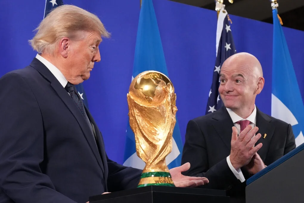 Tổng thống Mỹ Donald Trump (trái) và Chủ tịch FIFA Gianni Infantino tại sự kiện ở Tháp Trump, New York ngày 17/7. Ảnh: AP