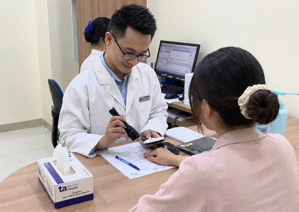 Bác sĩ Thành đang kiểm tra da cho bệnh nhân. Ảnh minh họa: Bệnh viện Đa khoa Tâm Anh