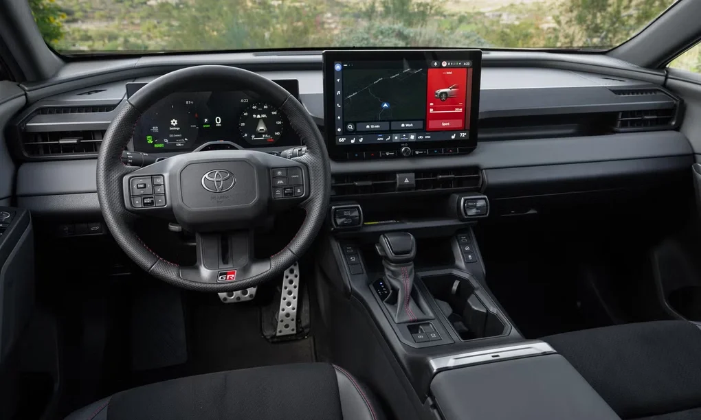 Hệ thống màn hình và nút bấm vật lý trên mẫu Toyota RAV4. Ảnh: Toyota