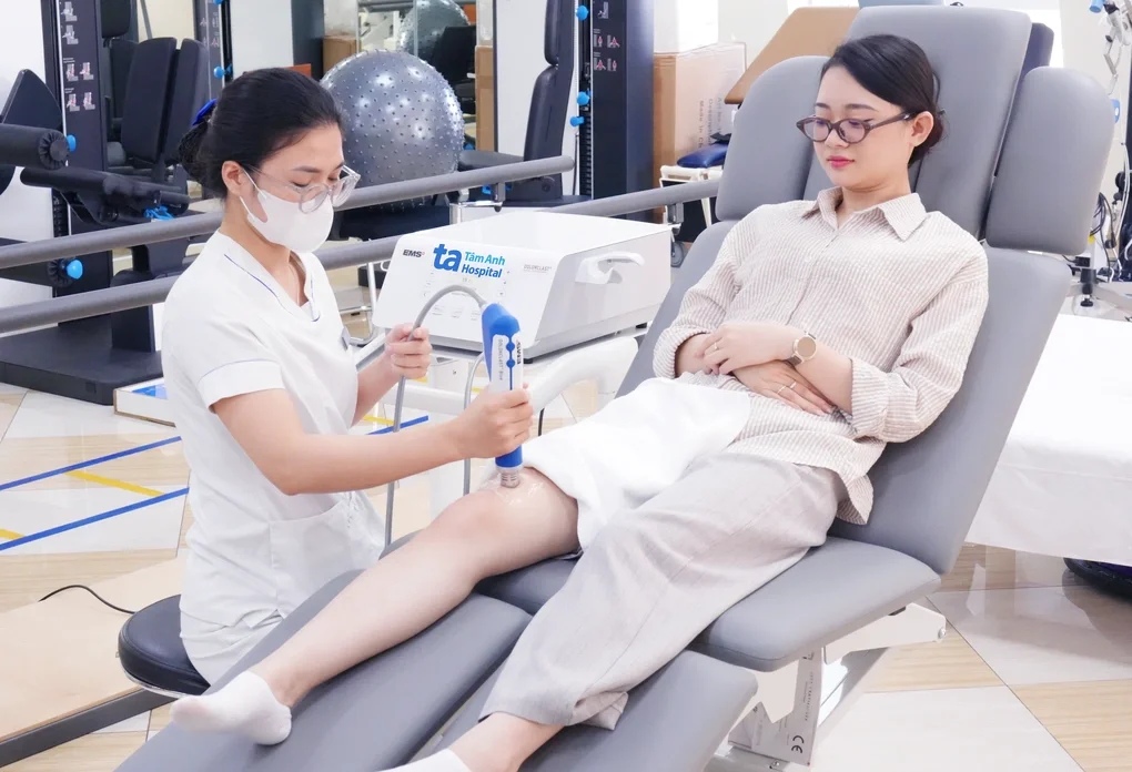 Kỹ thuật viên trị liệu cho người bệnh đứt dây chằng trước phẫu thuật bằng sóng xung kích. Ảnh minh họa: Bệnh viện Đa khoa Tâm Anh