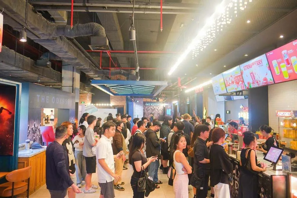 Khán giả xếp hàng mua vé xem suất chiếu The Odyssey tại một cụm rạp ở TP HCM hôm 17/7. Theo Box Office Vietnam, phim hiện đạt 12 tỷ đồng sau ngày đầu công chiếu. Ảnh: Rạp phim cung cấp