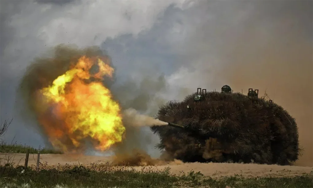 Xe tăng T-80BVM Nga khai hỏa trên tiền tuyến ngày 13/5. Ảnh: RIA Novosti