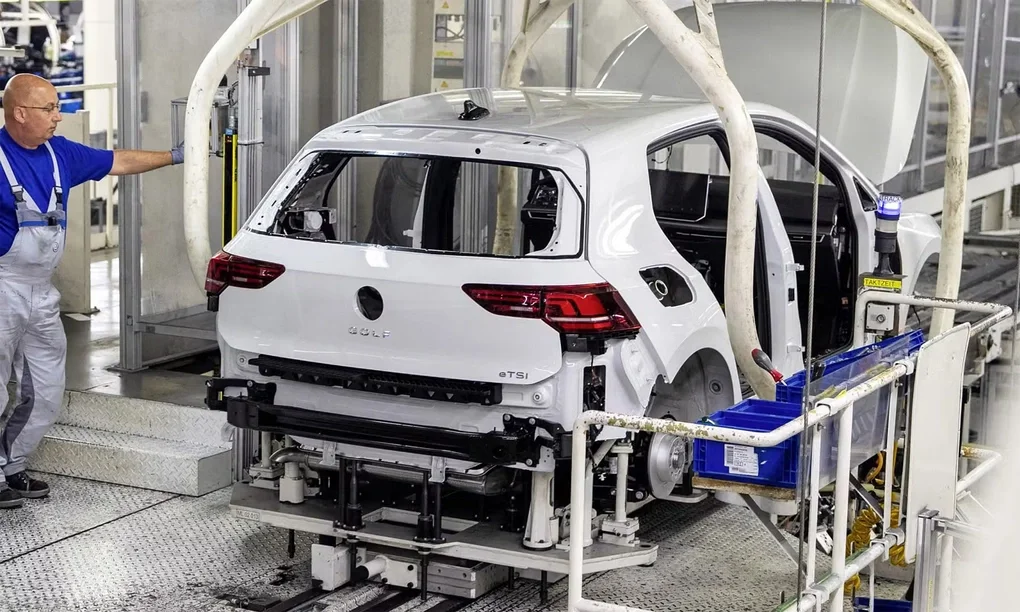 Một dây chuyền sản xuất tại nhà máy của Volkswagen. Ảnh: VW