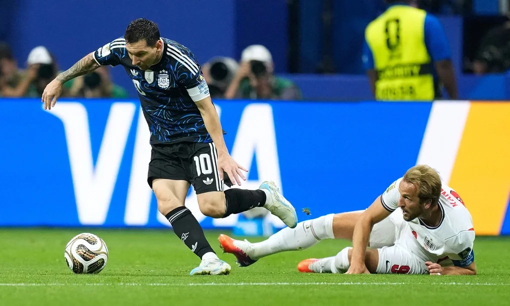 Harry Kane (phải) tranh bóng với Lionel Messi trong trận Anh thua Argentina 1-2 ở bán kết World Cup trên sân Atlanta, Mỹ ngày 15/7. Ảnh:AP