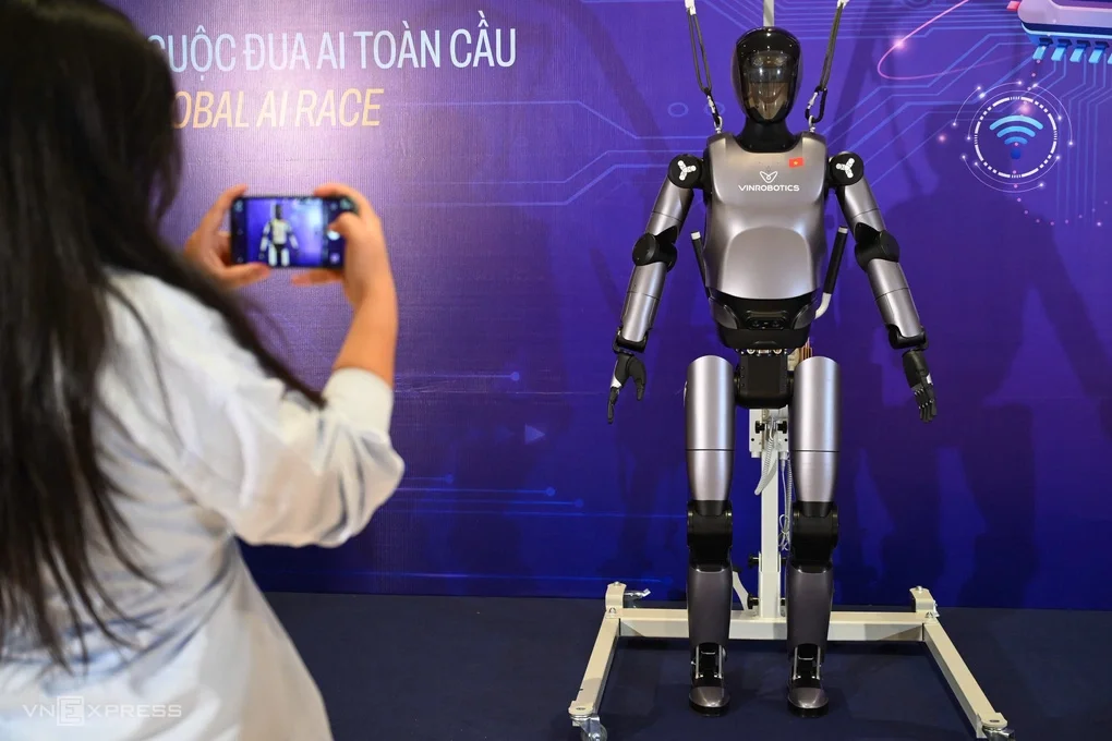 Robot hình người được trưng bày, trình diễn tại AI4VN 2025. Ảnh: Giang Huy