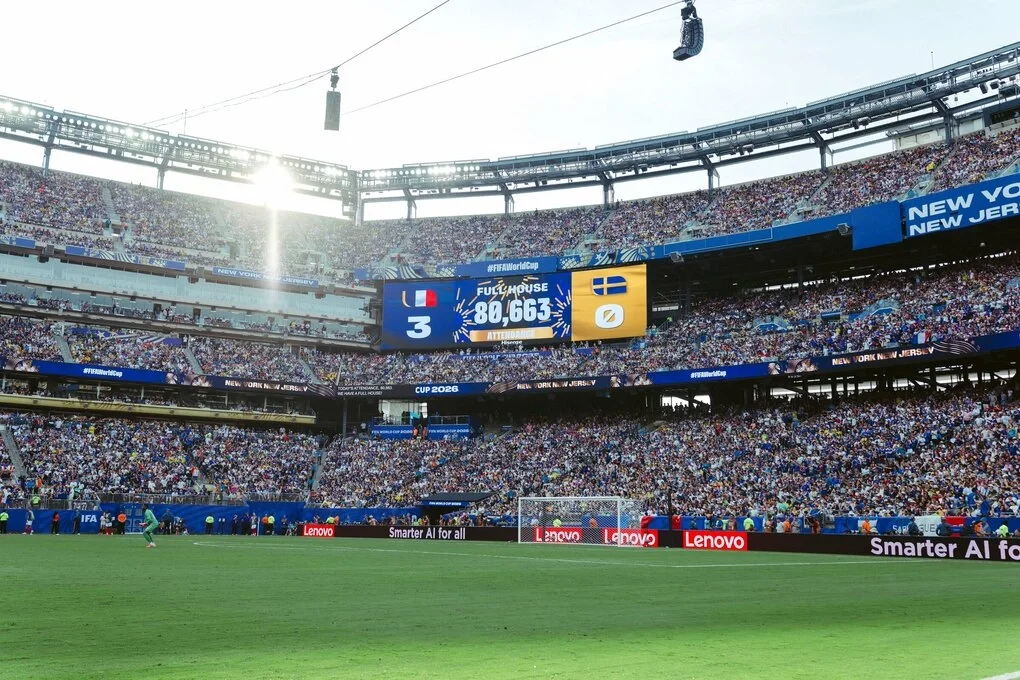 Toàn bộ mặt cỏ nhân tạo được thay bằng cỏ tự nhiên theo yêu cầu của FIFA. Ảnh: Matt Swensen