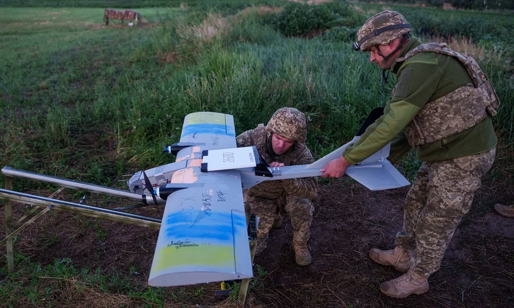 Binh sĩ Ukraine chuẩn bị triển khai UAV tầm trung tập kích vị trí Nga tại tiền tuyến ở tỉnh Donetsk hôm 22/6. Ảnh: AP