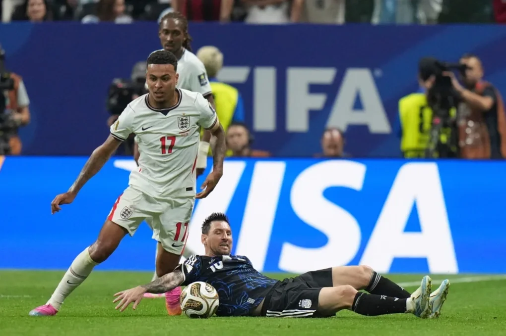 Morgan Rogers (trái) tranh chấp bóng với Lionel Messi trong trận Anh thua Argentina ở bán kết World Cup 2026 trên sân Mercedes-Benz, Atlanta, Mỹ ngày 15/7. Ảnh: AP
