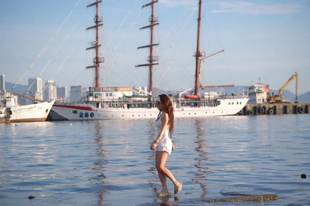 View triệu đô ở Nha Trang gây sốt, nhiều người dậy sớm xếp hàng chụp ảnh - 2