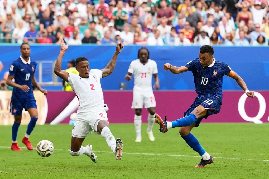 Kylian Mbappe (phải) ghi bàn thứ ba cho Pháp trong pha chịu sự truy cản của trung vệ Ezri Konsa (2) ở trận tranh giải ba World Cup gặp Anh trên sân Hard Rock, thành phố Miami Gardens, bang Florida, ngày 18/7/2026. Ảnh: AP