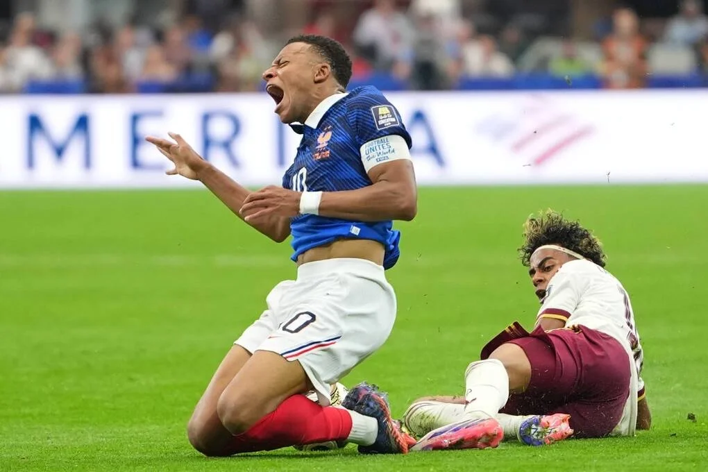 Lamine Yamal (phải) vào bóng đối với Kylian Mbappe trong trận Tây Ban Nha 2-0 Pháp, ở bán kết World Cup 2026 tối 14/7, tại Arlington, Mỹ. Ảnh: AP