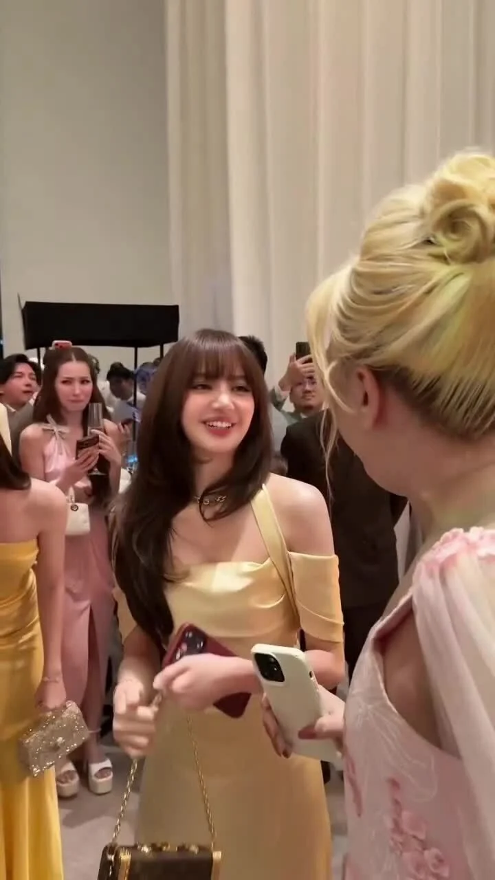 Lisa trò chuyện với