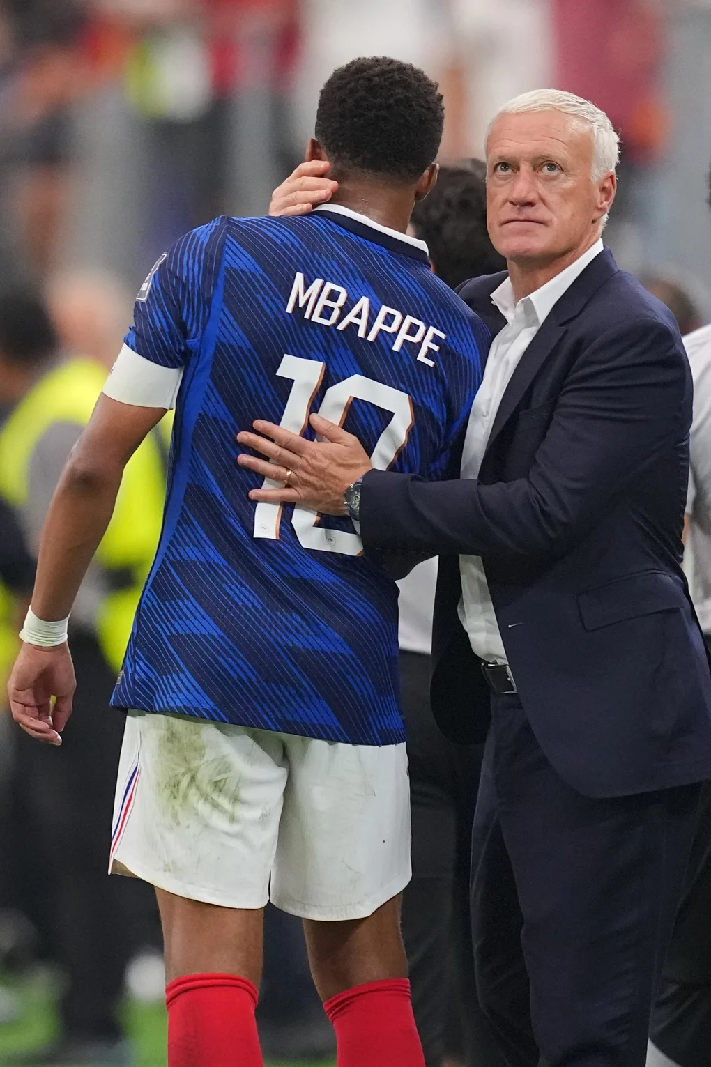 HLV Didier Deschamps động viên Kylian Mbappe sau khi Pháp thua Tây Ban Nha 0-2 trong trận bán kết World Cup 2026 trên sân Arlington, Texas, Dallas, Mỹ ngày 14/7/2026. Ảnh: AP