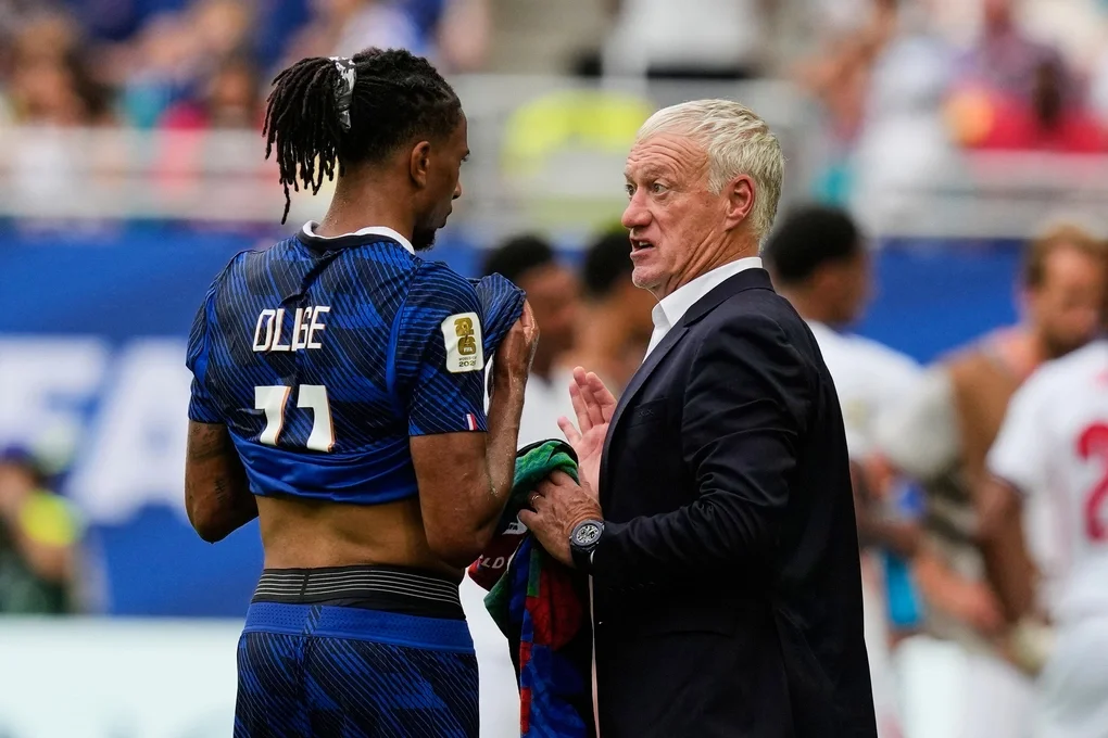 HLV đội tuyển Pháp Didier Deschamps (phải) nói với Michael Olise (trái) trong trận tranh HC đồng Pháp thua Anh 4-6 ở World Cup 2026 trên sân Miami, Mỹ ngày 18/7/2026. Ảnh: AP