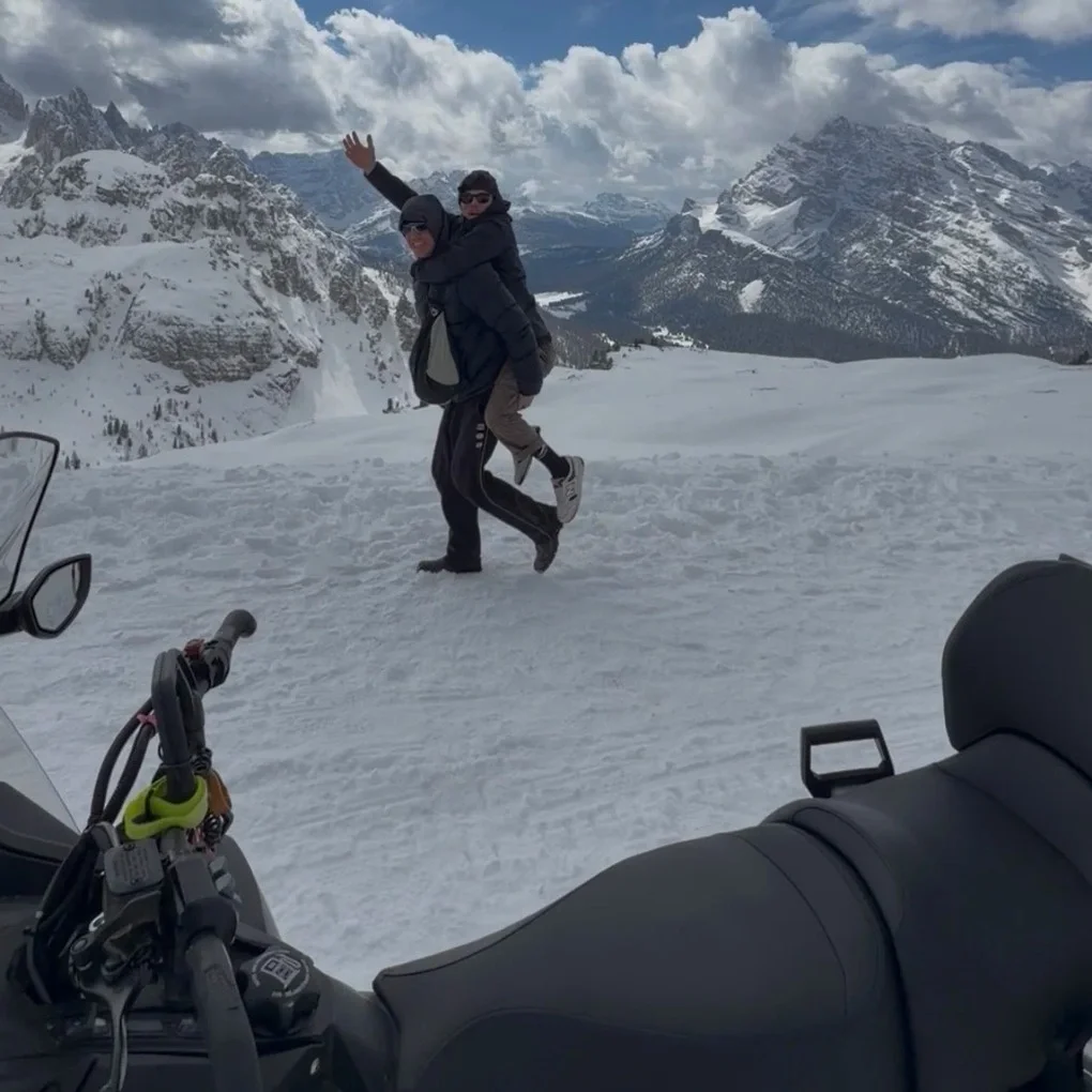 Bennett cõng bạn trên vùng núi tuyết Dolomites ở Italy. Ảnh: CNN