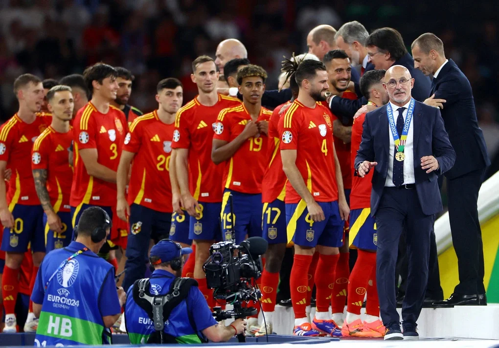 HLV Luis de la Fuente sau khi nhận huy chương vô địch Euro 2024 trong lễ đăng quang trên sân Olimpic, Berlin, Đức ngày 14/7/2024. Ảnh: Reuters