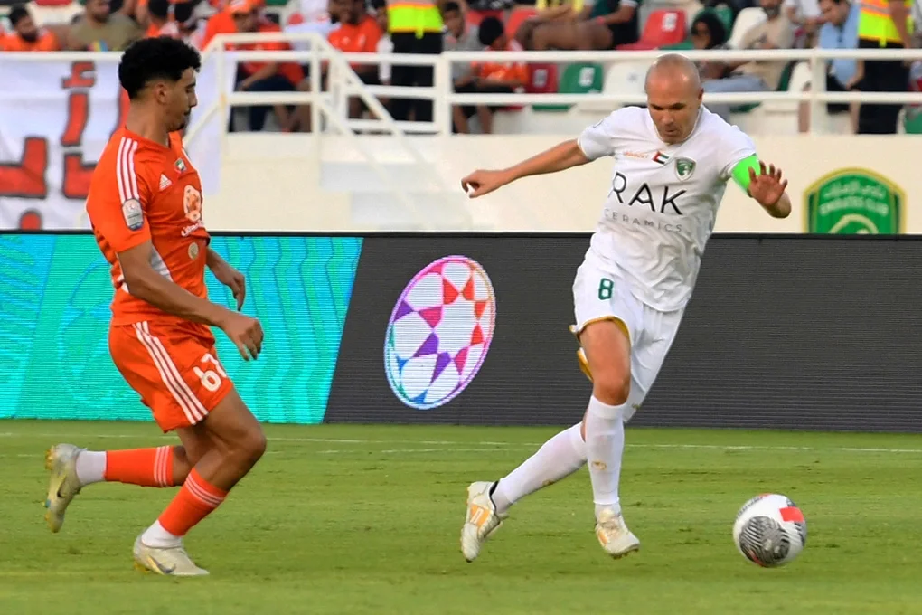 Tiền vệ CLB Emirates Andres Iniesta chuyền bóng trong trận đấu Ajman ở Emirate Club trên sân Ras Al Khaimah ngày 25/8/2023. Ảnh: AFP