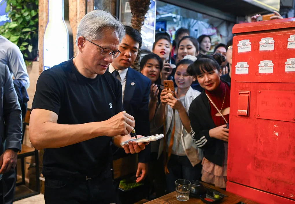 CEO Nvidia Jensen Huang dạo phố cổ, uống bia, trong chuyến thăm lần thứ hai của ông tới Việt Nam, sau khi ký kết thành lập trung tâm về AI, ngày 5/12/2024. Ảnh: Giang Huy