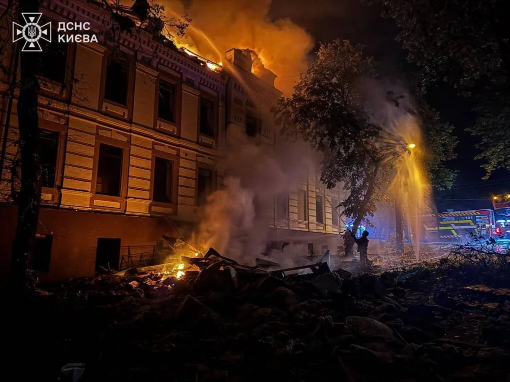 Một tòa nhà tại Kiev sau đòn tập kích của Nga ngày 19/7. Ảnh: X/ Volodymyr Zelensky