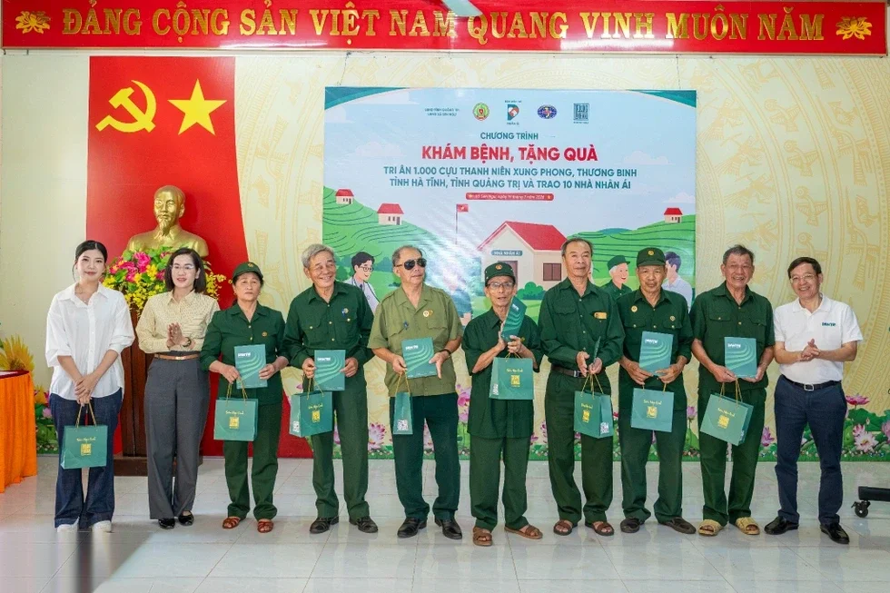 Những người hùng lao vào mưa bom sau lễ truy điệu sống viết nên hòa bình - 17