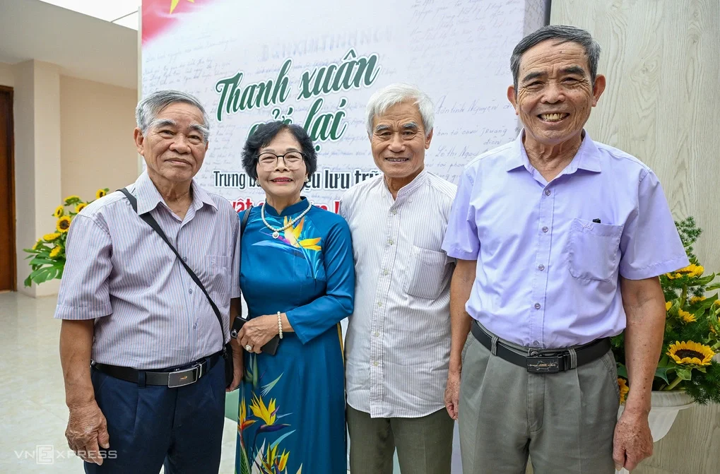 Các thầy cô giáo đi B hội ngộ tại cuộc trưng bày Thanh xuân gửi lại. Ảnh: Giang Huy