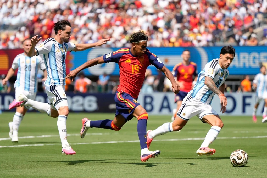 Lamine Yamal dẫn bóng trong trận chung kết World Cup giữa Tây Ban Nha và Argentina trên sân MetLife, thành phố East Rutherford, bang New Jersey, ngày 19/7/2026. Ảnh: AP