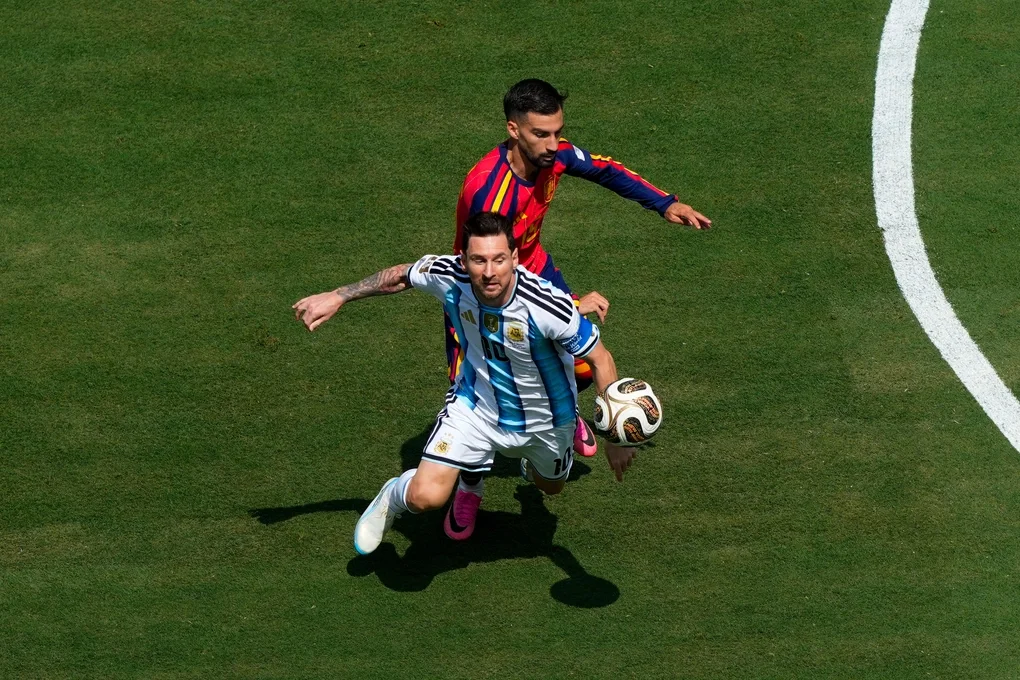 Lionel Messi (10) tranh chấp bóng với Alex Baena trong trận chung kết World Cup giữa Argentina và Tây Ban Nha trên sân MetLife, thành phố East Rutherford, bang New Jersey, ngày 19/7/2026. Ảnh: AP