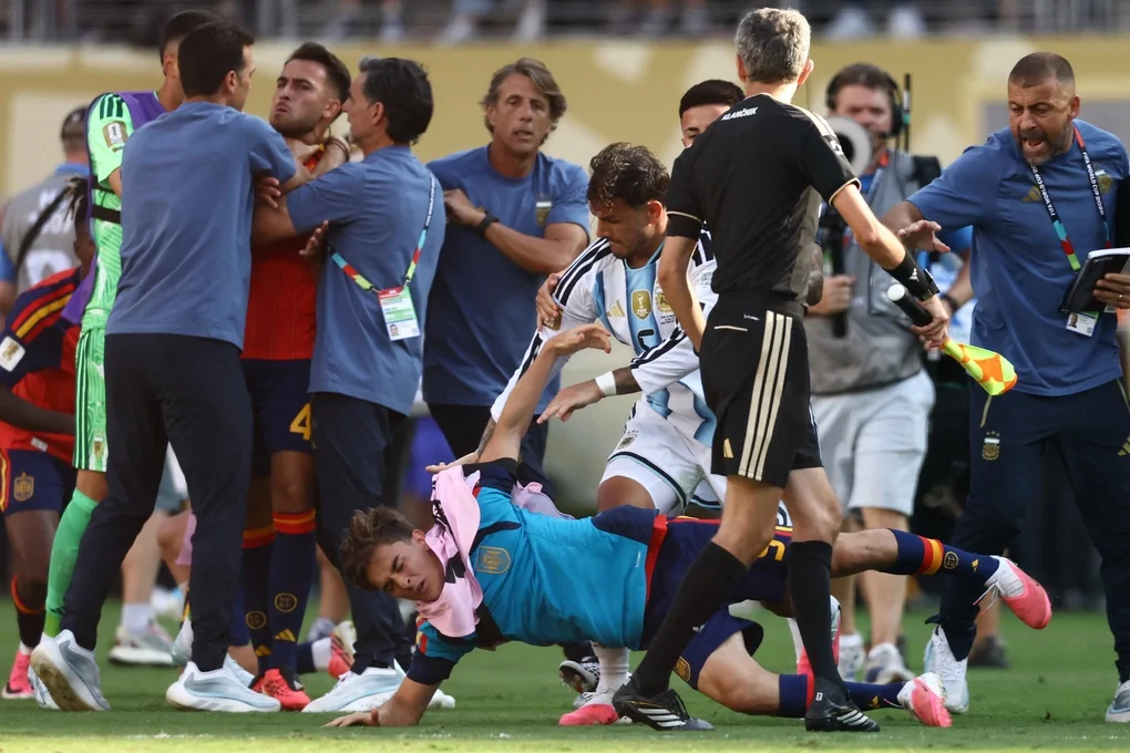 Leandro Paredes (5) của Argentina xô xát với tiền vệ Gavi của Tây Ban Nha sau trận chung kết World Cup 2026 trên sân MetLife ở East Rutherford, bang New Jersey, gần New York, Mỹ, ngày 19/7/2026. Ảnh: AFP