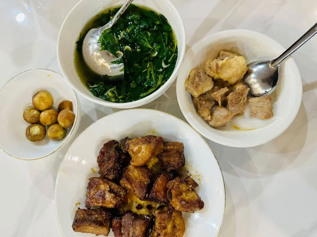 Một suất cơm gồm sườn nướng, thịt rim, canh rau đay được người phụ nữ ở đường Giải Phóng (Hà Nội) đăng tặng ngày 9/7 vì người nhà vắng bữa. Ảnh: Thu Hà