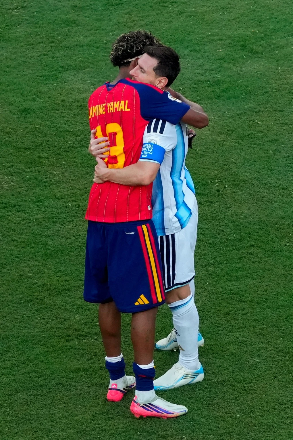 Tiền đạo Argentina Lionel Messi (phải) ôm tiền đạo Tây Ban Nha Lamine Yamal (trái) sau trận Argentina thua Tây Ban Nha 0-1 ở chung kết World Cup 2026 trên sân MetLife, New Jersey, Mỹ ngày 19/7/2026. Ảnh: AP